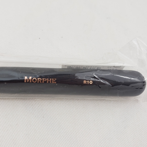 Morphe R10 Deluxe Tapered Powder Brush - Picture 5 of 8
